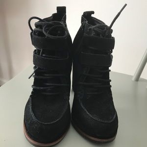 Black Dolce Vita Suede Booties. ⭐️ Like New! ⭐️